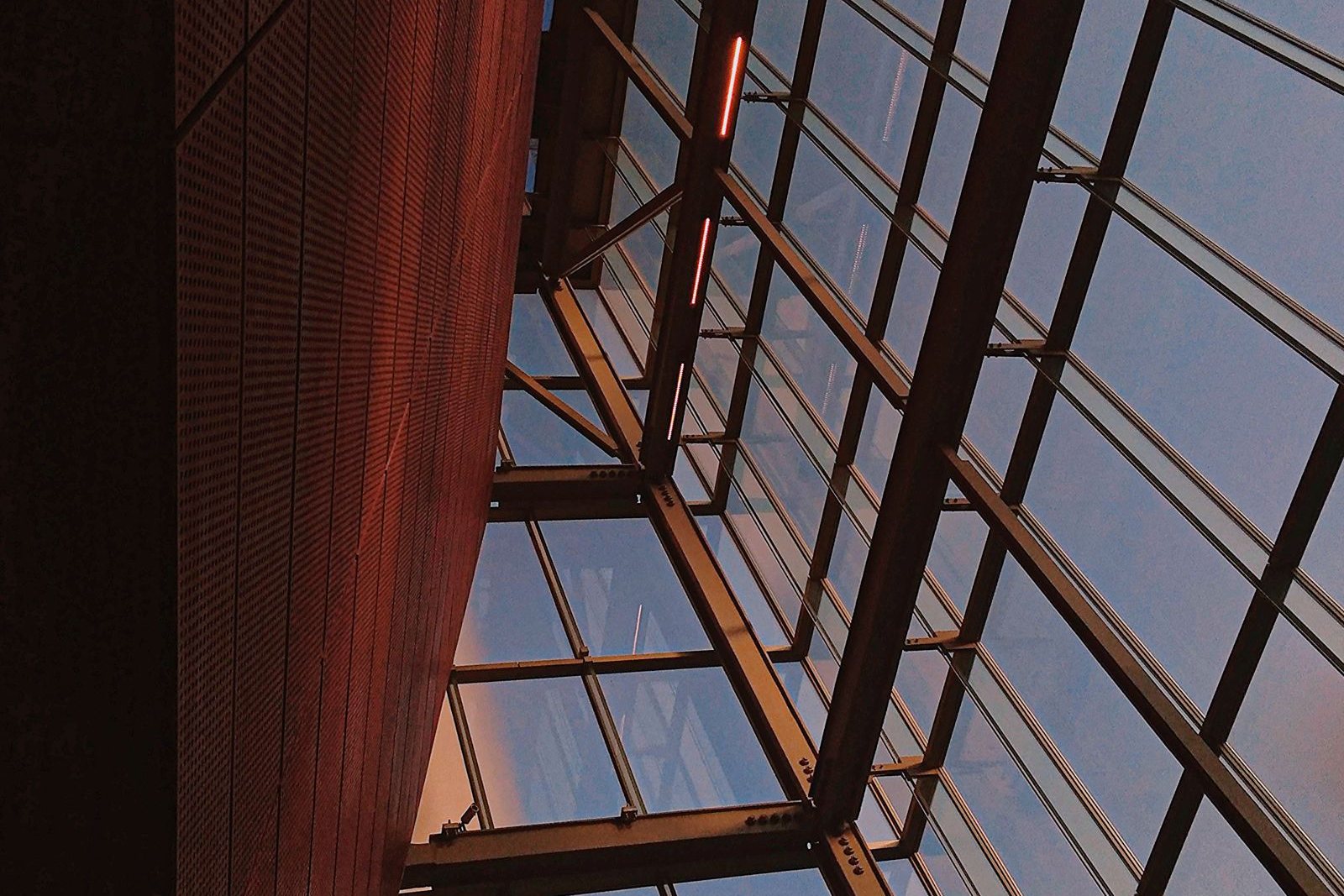 Termografía de una vivienda con ventanas antiguas: la fachada se ve roja porque escapa calor